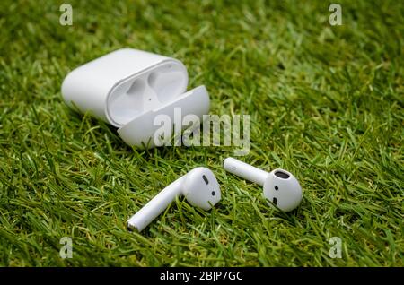 Apple AirPods und Ladetasche, Apple AirPods Wireless Kopfhörer wurden erstmals im Jahr 2016 eingeführt Stockfoto