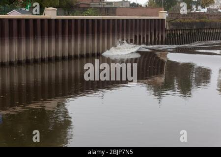 Die Mersey Tidal Bore führt durch das Mersey Flood Defense Scheme nahe dem Stadtzentrum Stockfoto