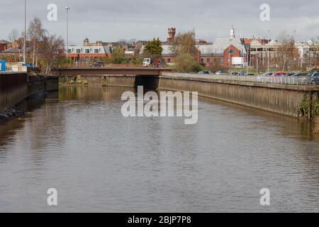 Das Mersey Flood Defense Scheme nahe dem Bridge Foot im Stadtzentrum von Warrington bei Ebbe, bevor die Mersey Tidal Bore ankommt Stockfoto