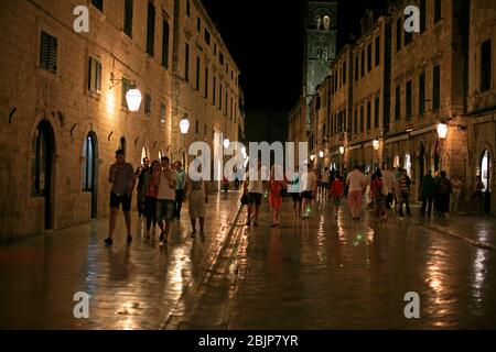 Stradun ist die Hauptstraße von Dubrovnik. Sie verläuft durch die Altstadt, den historischen Teil der Stadt. Am anderen Ende ist der Glockenturm. Stockfoto