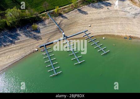 Draufsicht über eine gabelförmige, verwaiste Anlegestelle für Boote an einem See, dem Gruyère-See, dem Lac de la Gruyere, Rossens, Kanton Freiburg, Schweiz Stockfoto