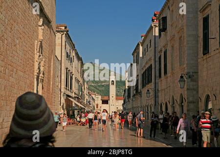 Stradun ist die Hauptstraße von Dubrovnik. Sie verläuft durch die Altstadt, den historischen Teil der Stadt. Am anderen Ende ist der Glockenturm. Stockfoto