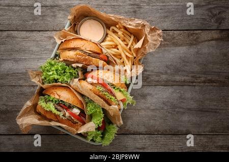 Leckere Rindfleisch Burger auf dem Tisch Stockfoto