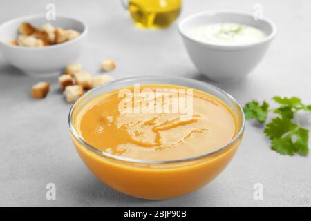 Schale mit hausgemachten Linsen Creme Suppe auf dem Tisch Stockfoto