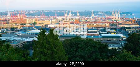 Seattle, Washington State, USA - Panoramablick auf den Hafen von Seattle im Industriegebiet. Stockfoto