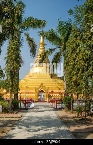 Myanmar Golden Temple auf dem Gebiet der Klosterzone, Lumbini, Nepal. Lumbini ist einer der weltweit buddhistischen spirituellen Stätten und der Geburtsort von Siddhartha Gautama, dem Gründer des Buddhismus. Lumbini Klosterzone hat eine Reihe von Klöstern und Tempeln von buddhistischen Organisationen aus verschiedenen Ländern gebaut, wurden fertiggestellt oder sind noch im Bau. Lumbini wurde 1997 von der UNESCO zum Weltkulturerbe erklärt. Stockfoto