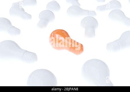 Orange Glühbirne unter weißen Glühbirnen auf weißem Hintergrund. Ideenkonzept. 3D-Rendern. Stockfoto