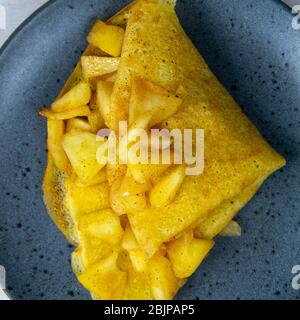 Pfannkuchen mit Bio-Zutaten, Sojamehl, Zimt und Apfel. Draufsicht, Nahaufnahme Stockfoto