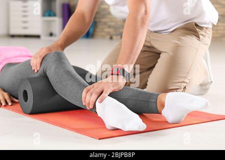 Physiotherapeutin, die mit jungen Patientinnen in der Klinik arbeitet Stockfoto