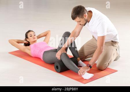 Physiotherapeutin, die mit jungen Patientinnen in der Klinik arbeitet Stockfoto