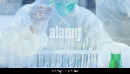 Digitale Illustration eines Wissenschaftlers mit Coronavirus Covid19 Maske über Makrozellen schweben Stockfoto