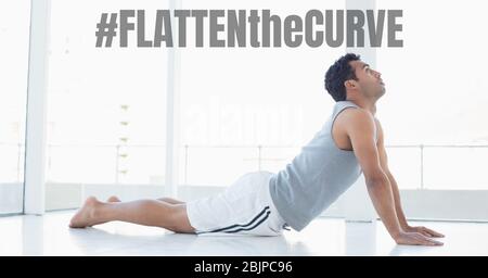 Die Worte #FlattentheCurve mit kaukasischen Mann Yoga während Coronavirus covid19 Pandemie zu praktizieren Stockfoto