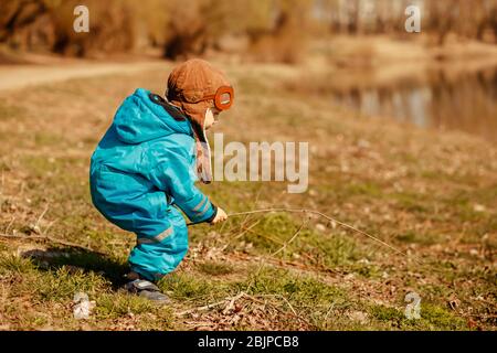 Kind spielt am Ufer des Flusses in der Luft. Aktiver Lebensstil Stockfoto