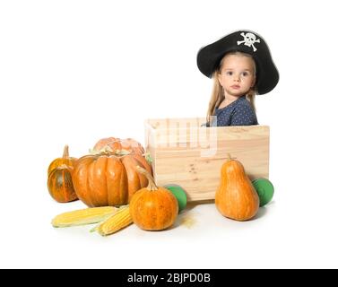 Entzückende kleine Mädchen in Piratenhut mit Gemüse auf weißem Hintergrund Stockfoto