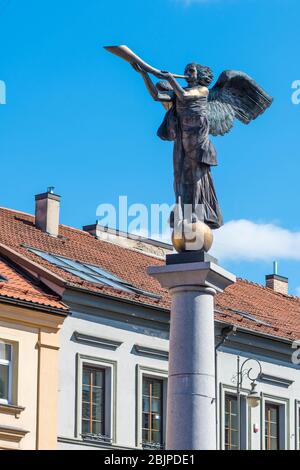 Engelsstatue in der unabhängigen republik Uzupis, einem Künstlerviertel in Vilnius, Litauen, Europa, vertikal Stockfoto