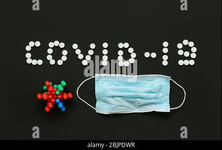 COVID-19. 2019 Novel Coronavirus (2019-nCoV). Virus Epidemie Konzept. Medizinische Gesichtsmaske, Ampulle mit Avaccin gegen das Virus. Stockfoto