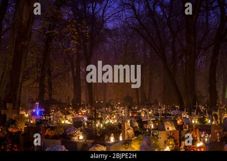 Abend am Allerheiligen-Tag auf dem Rakowicki-Friedhof in Krakau, Polen 2019. Stockfoto