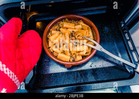 Tontopf mit heißen Rigatoni und Hackfleisch aus dem Ofen Stockfoto