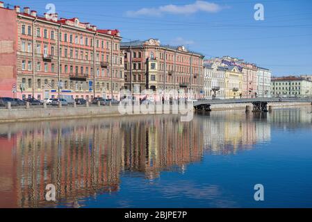 ST. PETERSBURG, RUSSLAND - 22. MÄRZ 2020: Sonniger Marschtag auf dem Fontanka-Fluss Stockfoto