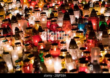 Die Kerzen, die auf dem Denkmal für die polnischen Opfer des Kommunismus auf dem Rakowicki Friedhof in Krakau, Polen 2019, aufgestellt wurden. Stockfoto