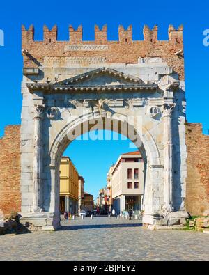 Arch of Augustus - Tor in der Altstadt von Rimini, Italien. Es wurde 27 v. Chr. erbaut und ist der älteste römische Bogen, der überlebt hat Stockfoto