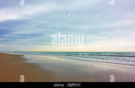 Die Adria und breiten Sandstrand in Rimini mit bewölktem Himmel Italien. Italienische Landschaft - Seenlandschaft, Resort in der Nebensaison Stockfoto