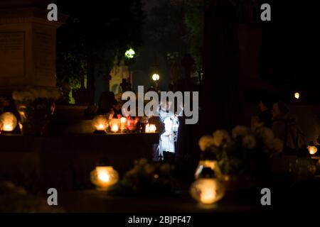 Eine Prozession über dem Rakowicki Friedhof in Krakau, Polen 2019. Stockfoto