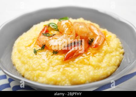 Teller mit frischen leckeren Garnelen und Grütze, Nahaufnahme Stockfoto