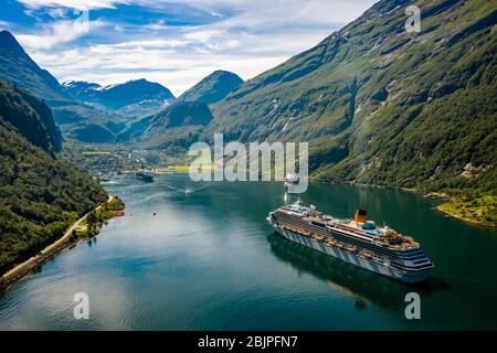 Kreuzfahrtschiff Kreuzfahrtschiffe auf Geiranger Fjord, Norwegen. Der Fjord ist eine der meistbesuchten Sehenswürdigkeiten Norwegens. Geiranger Fjord, einem UNESCO-Herita Stockfoto