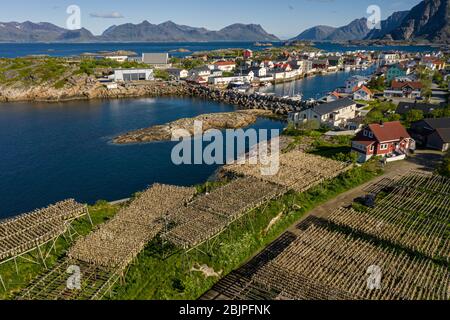 Henningsvær Lofoten ist ein Archipel in der Grafschaft von Nordland, Norwegen. Für eine unverwechselbare Landschaft mit Bergen und Gipfeln bekannt ist, öffnen Sie s Stockfoto