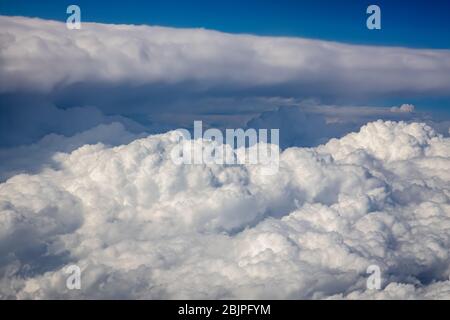 Foto von den blauen Himmel mit Wolken aus der Vogelperspektive Stockfoto