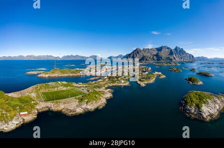 Henningsvær Lofoten ist ein Archipel in der Grafschaft von Nordland, Norwegen. Für eine unverwechselbare Landschaft mit Bergen und Gipfeln bekannt ist, öffnen Sie s Stockfoto