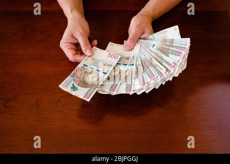 Zählen von Geld in Banknoten PLN 500 Stockfoto