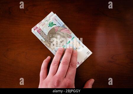 Zählen von Geld in Banknoten PLN 500 Stockfoto