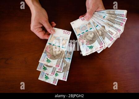 Zählen von Geld in Banknoten PLN 500 Stockfoto