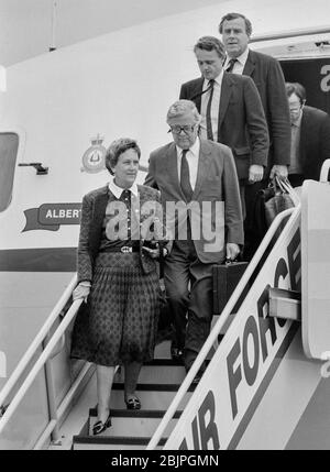 Außenminister Geoffrey Howe und seine Frau Elspeth kehren im Juli 1986 nach London zurück. Stockfoto