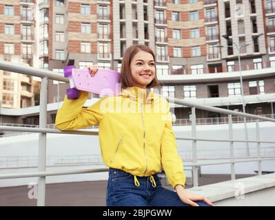 Hipster Mädchen mit Skateboard im Freien Stockfoto