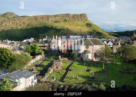 Blick auf Salisbury Crags und Canongate Kirk von Calton Hill, Edinburgh, Schottland, Großbritannien Stockfoto