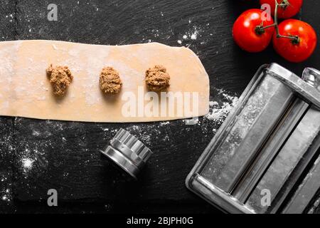 Food Concept Hausmannskost hausgemachte Bio Ravioli Pasta auf schwarzem Hintergrund mit Kopierraum Stockfoto