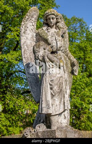 Grabstein auf dem Brompton Cemetery, Kensington, London; einer der "Magnificent Seven" Friedhöfe von London; ein Engel und ein junges Mädchen Stockfoto