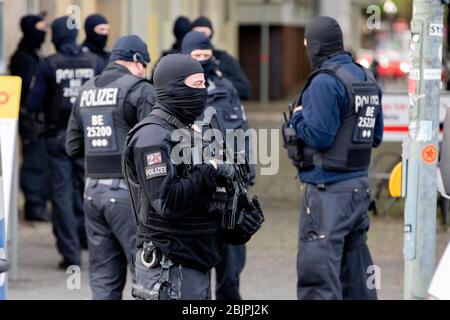 Berlin, Deutschland. April 2020. Bullen sind in der Al-Irschad Moschee. Bundesinnenminister Seehofer hatte die Hisbollah verboten. Die schiitische Islamistische Vereinigung muss ihre Aktivitäten in Deutschland nun einstellen. Polizeibeamte durchsuchten heute früh vier Moscheen und Vereine in Berlin, Bremen, Dortmund und Münster. Quelle: Christoph Soeder/dpa/Alamy Live News Stockfoto