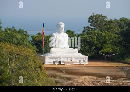 Blick auf die Skulptur des sitzenden Buddha an einem sonnigen Morgen. Mangoplateau. Mihintale, Sri Lanka Stockfoto