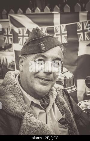 Monochromes Nahaufnahme-Porträt eines lächelnden 1940-Mann in RAF-Uniform und Lederjacke, Sommerereignis des Zweiten Weltkriegs 1940s in Großbritannien. Wir treffen uns wieder. Stockfoto