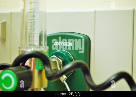 Durchflussmesser des Sauerstoffanschlusses im Notaufnahme Stockfoto