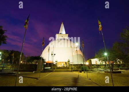 ANURADHAPURA, SRI LANKA - 05. DEZEMBER 2020: Blick auf die antike Mirisaveti dagoba am späten Abend Stockfoto