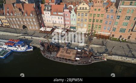 Panorama der Danziger Altstadt und des berühmten Segelschiffes, Polen Stockfoto