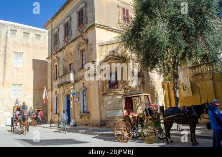 Mdina Malta - 7. Februar 2020: Touristenpferde und Kutschen vor der Polizeistation Medina. Stockfoto