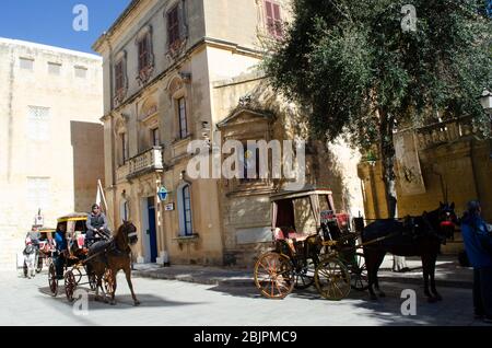 Mdina Malta - 7. Februar 2020: Touristenpferde und Kutschen vor der Polizeistation am Eingang Medina. Stockfoto
