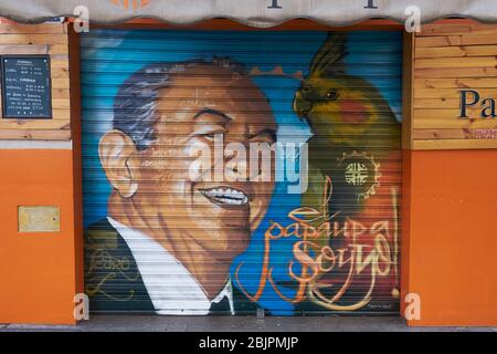 Straßenkunst im Barrio Realejo, dem alten jüdischen Viertel von Granada, Andalusien, Spanien. Stockfoto