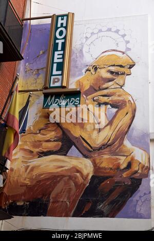 Straßenkunst des spanischen Künstlers El Niño de las Pinturas, alias Raul Ruiz, in Barrio Realejo, Granada, Andalusien Spanien. Stockfoto